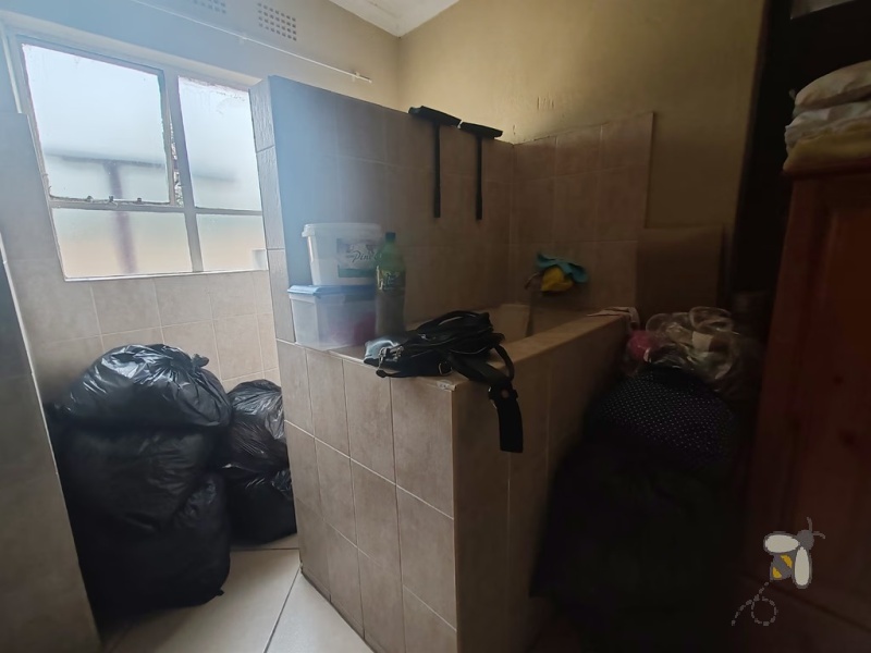 Secunda Central, 3 bedroom house for sale, kitchen middle island, spacious living, separate laundry room, single garage, 3-car carport, motorized gate, palisade fencing, outside stoep.