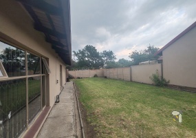 Secunda Central, 3 bedroom house for sale, kitchen middle island, spacious living, separate laundry room, single garage, 3-car carport, motorized gate, palisade fencing, outside stoep.
