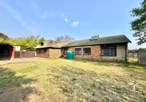 Secunda, 3 bedroom house for sale, indoor braai, heated jacuzzi, solar power, anthracite stove, JoJo tank, oak kitchen, energy efficient, double garage, family home.
