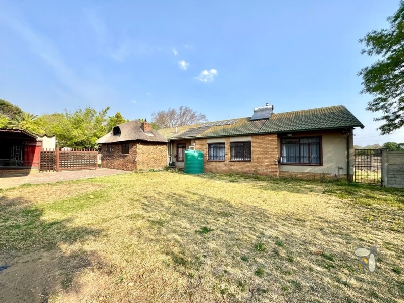Secunda, 3 bedroom house for sale, indoor braai, heated jacuzzi, solar power, anthracite stove, JoJo tank, oak kitchen, energy efficient, double garage, family home.