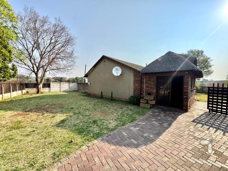Secunda, 3 bedroom house for sale, indoor braai, heated jacuzzi, solar power, anthracite stove, JoJo tank, oak kitchen, energy efficient, double garage, family home.