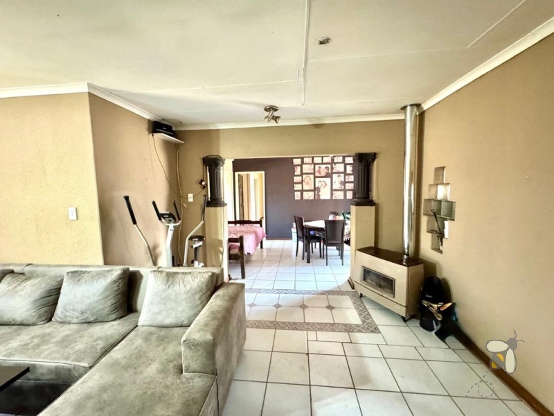 Secunda, 3 bedroom house for sale, indoor braai, heated jacuzzi, solar power, anthracite stove, JoJo tank, oak kitchen, energy efficient, double garage, family home.