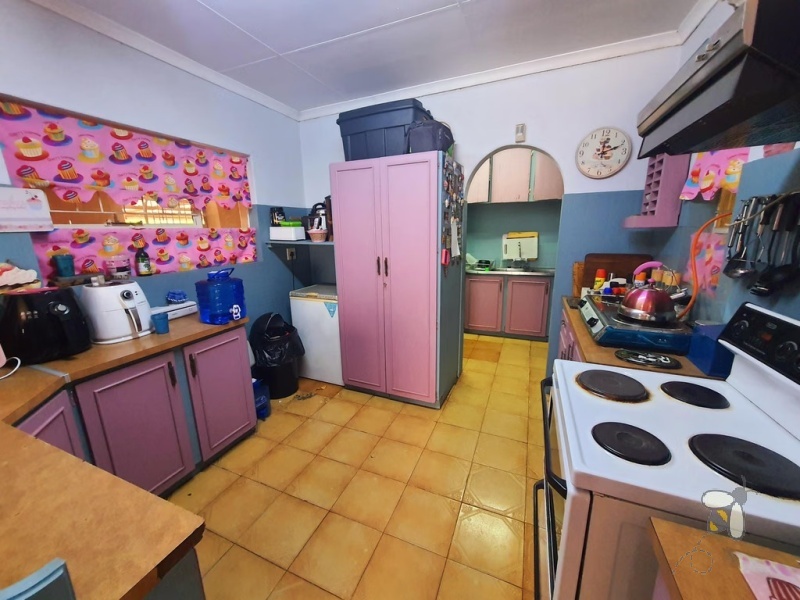 Meyerville house for sale, 3 bedroom, trophy room, L/S Kalie de Haas, coal stove, open plan living, workshop, 2500L water tank, three garages, double carport.