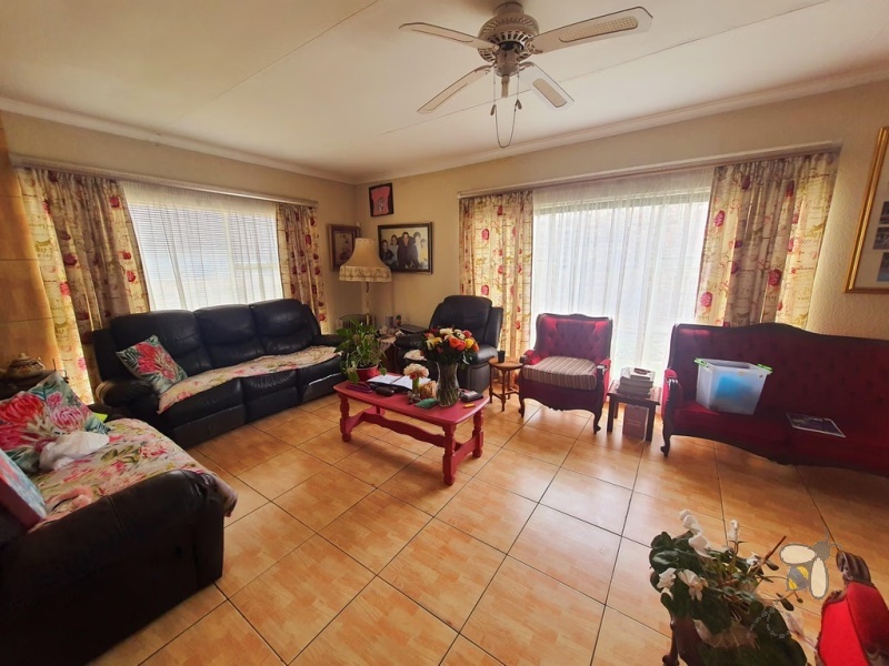 Meyerville house for sale, 3 bedroom, trophy room, L/S Kalie de Haas, coal stove, open plan living, workshop, 2500L water tank, three garages, double carport.