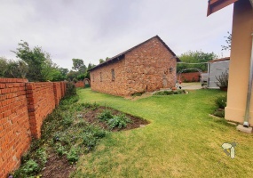 Meyerville house for sale, 3 bedroom, trophy room, L/S Kalie de Haas, coal stove, open plan living, workshop, 2500L water tank, three garages, double carport.