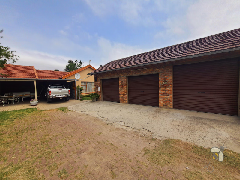 Evander property, 3 bedroom house for sale, L/S Kalie de Haas, workshop, large garage, open plan kitchen, scullery, coal stove, water tank