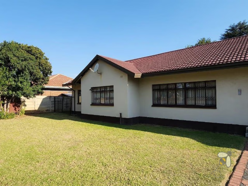 Spacious family home, 3 bedroom house, centre island kitchen, fireplace, double garage, motorized gate, prepaid utilities, propertyhive