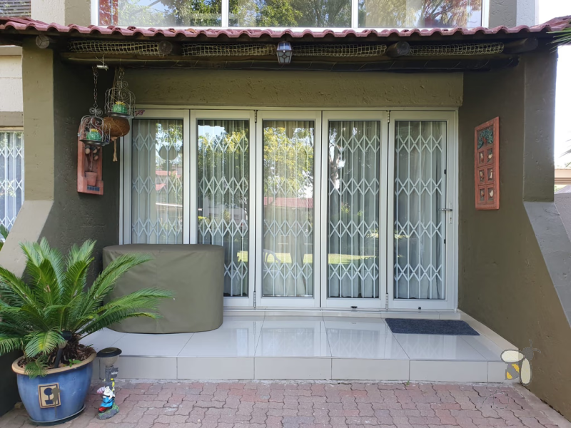 Abrahamsrust, Vaal River, 3 bedroom home, secure complex, modern living, boat lockers, jetty access, tennis courts, riverfront