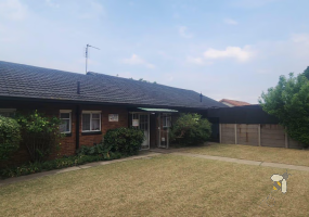 Kriel house for sale, 4 bedroom house, dual living potential, two kitchens, multiple living areas, entertainment space, family home, propertyhive
