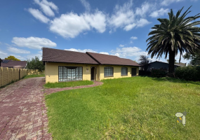 Secunda house for sale, centrally located home, fully tiled, double eye-level oven, three bedroom house, en-suite bathroom, single garage, R1,260,000