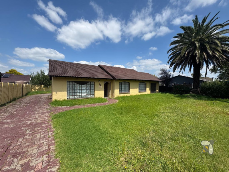 Secunda house for sale, centrally located home, fully tiled, double eye-level oven, three bedroom house, en-suite bathroom, single garage, R1,260,000