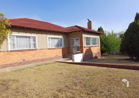 Standerton Central, 3 bedroom home, family home, for sale, prepaid electricity, borehole, inverter, double garage, Lapa, Standerton property