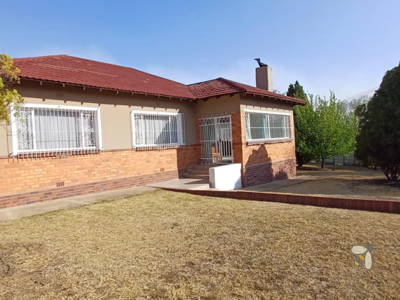 Standerton Central, 3 bedroom home, family home, for sale, prepaid electricity, borehole, inverter, double garage, Lapa, Standerton property
