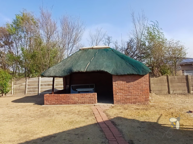 Standerton Central, 3 bedroom home, family home, for sale, prepaid electricity, borehole, inverter, double garage, Lapa, Standerton property