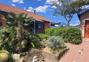 Charming 3-bedroom cottage-style home for sale in Kosmos Park, near schools and amenities. Features open-plan living, a fireplace, security beams, and a large 1062 sqm yard with two entrances. Listed at R1,260,000.