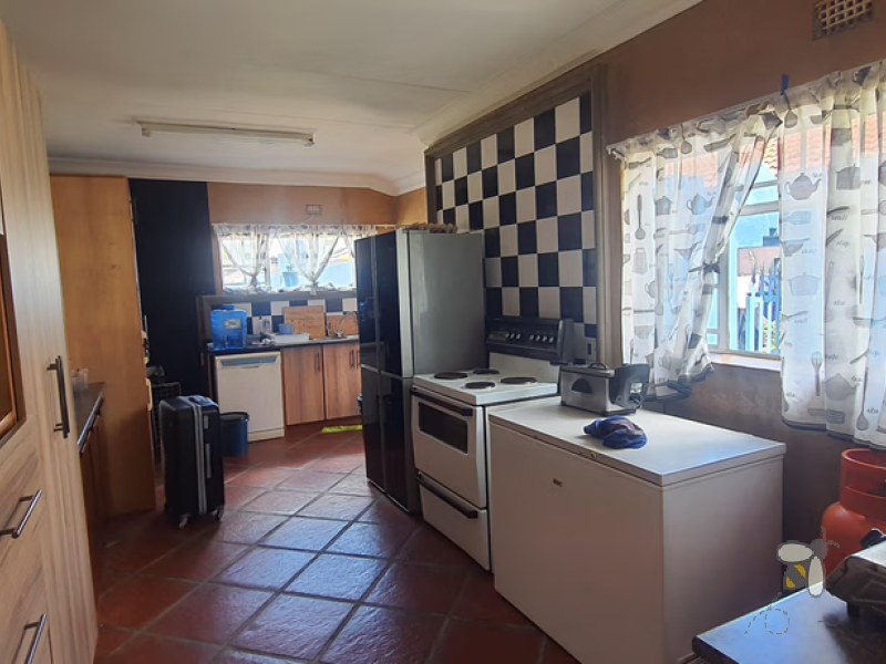 Charming 3-bedroom cottage-style home for sale in Kosmos Park, near schools and amenities. Features open-plan living, a fireplace, security beams, and a large 1062 sqm yard with two entrances. Listed at R1,260,000.