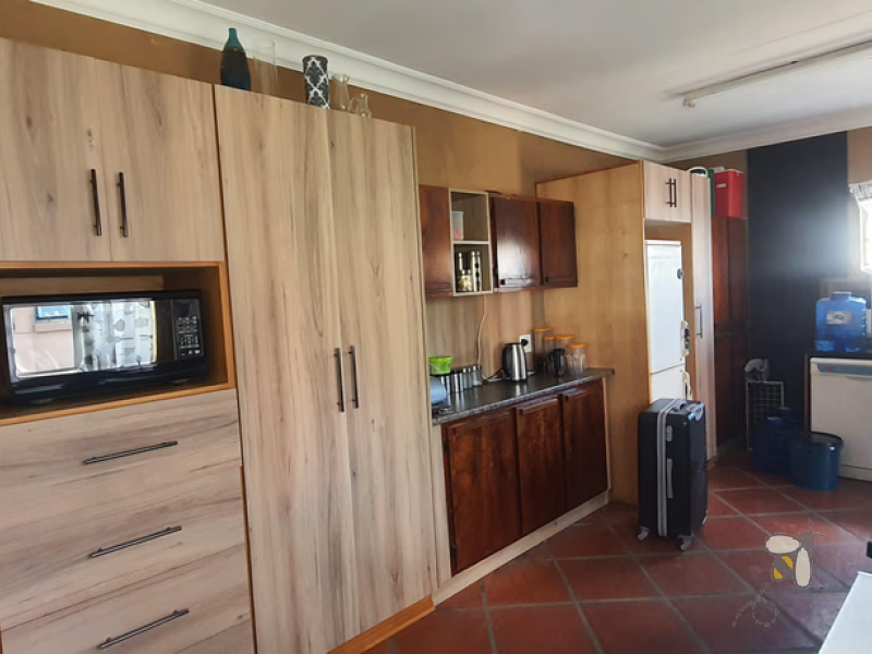 Charming 3-bedroom cottage-style home for sale in Kosmos Park, near schools and amenities. Features open-plan living, a fireplace, security beams, and a large 1062 sqm yard with two entrances. Listed at R1,260,000.