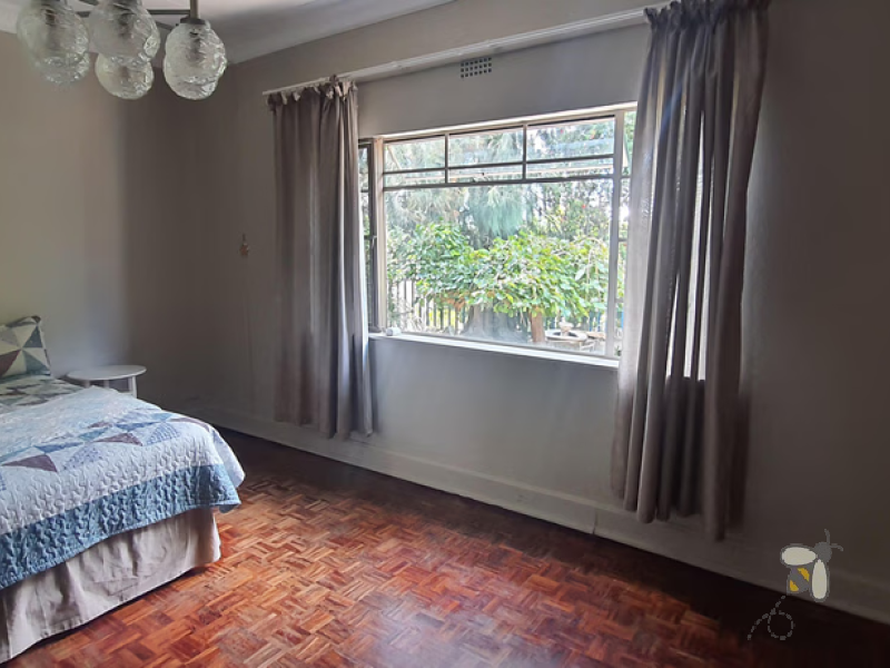 Charming 3-bedroom cottage-style home for sale in Kosmos Park, near schools and amenities. Features open-plan living, a fireplace, security beams, and a large 1062 sqm yard with two entrances. Listed at R1,260,000.