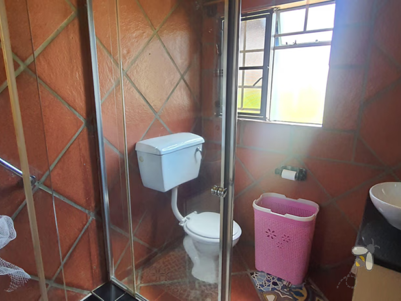 Charming 3-bedroom cottage-style home for sale in Kosmos Park, near schools and amenities. Features open-plan living, a fireplace, security beams, and a large 1062 sqm yard with two entrances. Listed at R1,260,000.