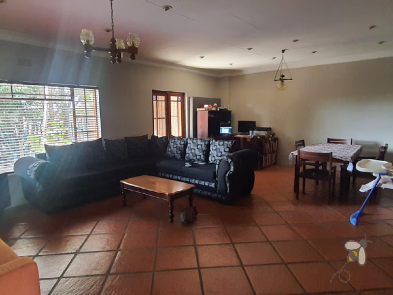 Charming 3-bedroom cottage-style home for sale in Kosmos Park, near schools and amenities. Features open-plan living, a fireplace, security beams, and a large 1062 sqm yard with two entrances. Listed at R1,260,000.