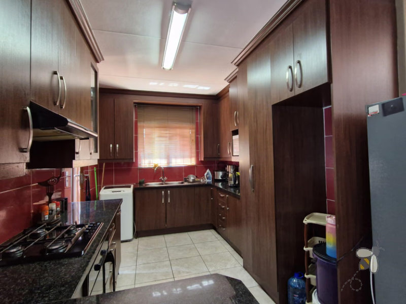 Secunda freehold for sale, modern family home, 3 bedroom, double garage, gas stove, undercover braai, en-suite bathroom, move-in ready, R1,245,000