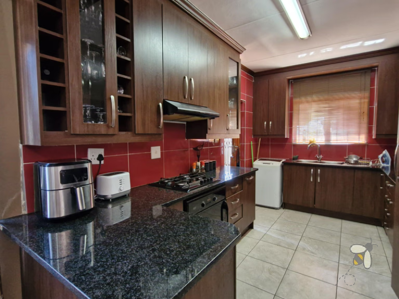 Secunda freehold for sale, modern family home, 3 bedroom, double garage, gas stove, undercover braai, en-suite bathroom, move-in ready, R1,245,000