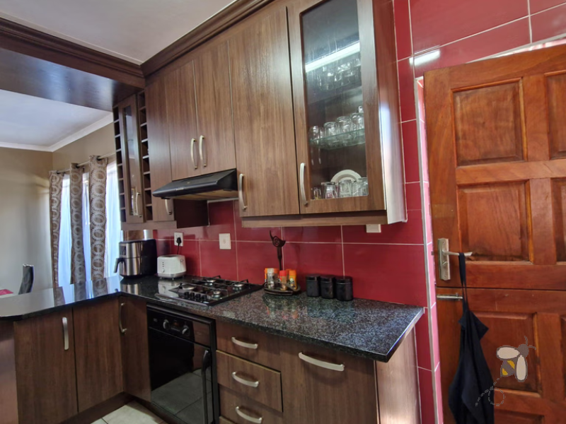 Secunda freehold for sale, modern family home, 3 bedroom, double garage, gas stove, undercover braai, en-suite bathroom, move-in ready, R1,245,000