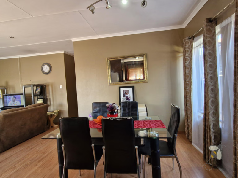 Secunda freehold for sale, modern family home, 3 bedroom, double garage, gas stove, undercover braai, en-suite bathroom, move-in ready, R1,245,000