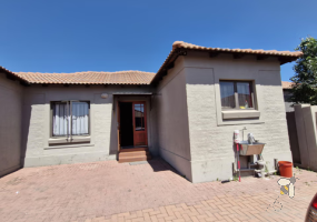 Secunda freehold for sale, modern family home, 3 bedroom, double garage, gas stove, undercover braai, en-suite bathroom, move-in ready, R1,245,000