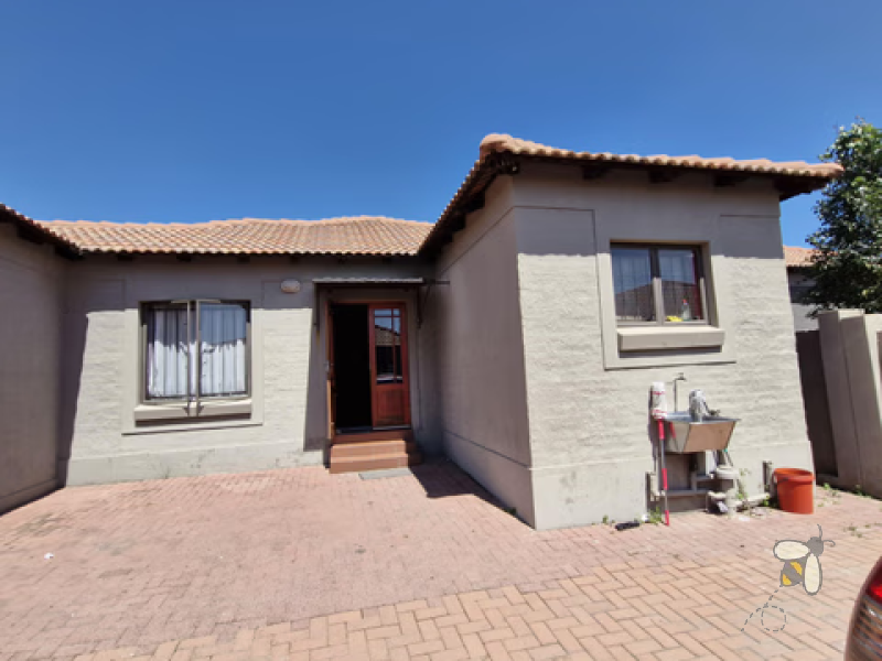 Secunda freehold for sale, modern family home, 3 bedroom, double garage, gas stove, undercover braai, en-suite bathroom, move-in ready, R1,245,000