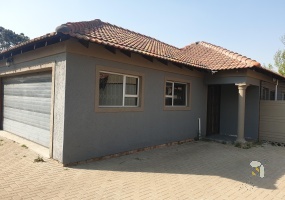 Standerton Central, Townhouse, For Sale, 3 Bedroom, Quiet Cul-de-sac, Secure, Private Garden, Built-in Braai, Standerton Property