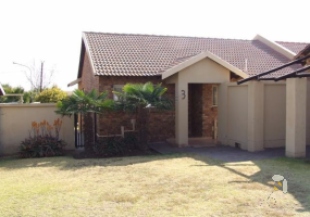 Secunda house for sale, 2 bedroom townhouse, wooden kitchen, built-in braai, enclosed garden, secured complex, 