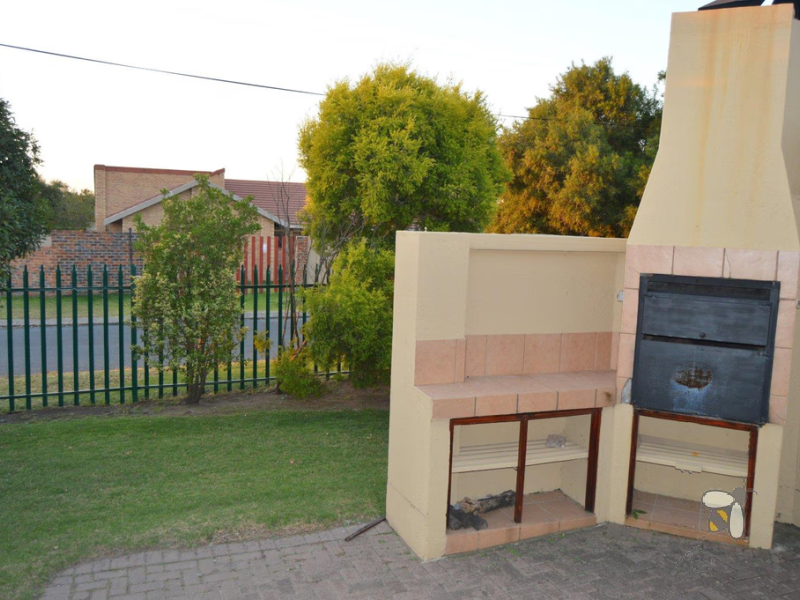 Secunda complex unit, pet friendly, spacious yard, built-in braai, full bathroom, open plan living, well managed complex
