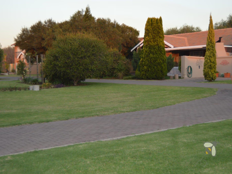 Secunda complex unit, pet friendly, spacious yard, built-in braai, full bathroom, open plan living, well managed complex
