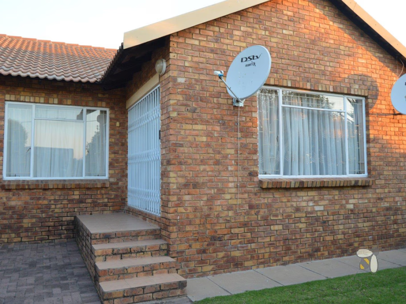 Secunda complex unit, pet friendly, spacious yard, built-in braai, full bathroom, open plan living, well managed complex