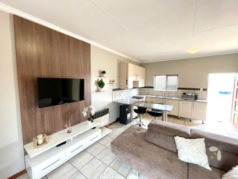 Trichardt townhouse, property for sale, three bedroom, gas stove, gas geyser, tandem garage, neat, move-in ready, power outage proof