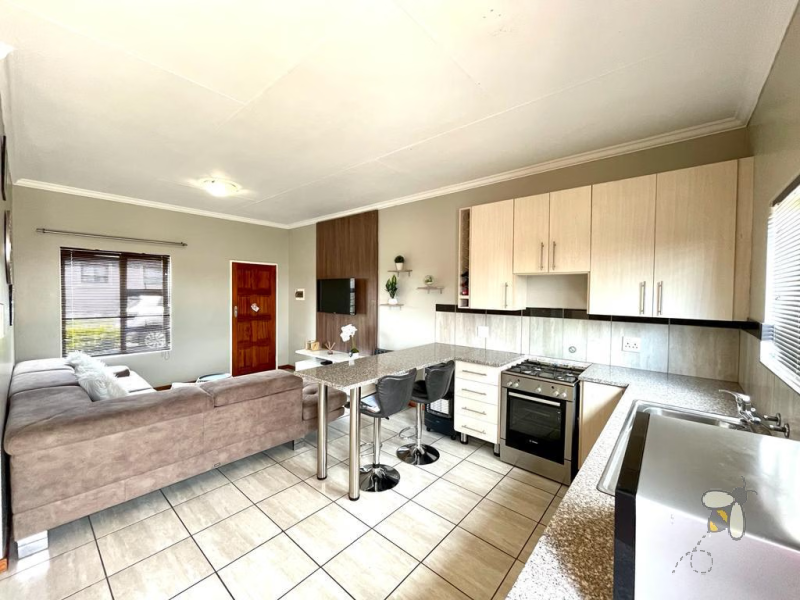 Trichardt townhouse, property for sale, three bedroom, gas stove, gas geyser, tandem garage, neat, move-in ready, power outage proof