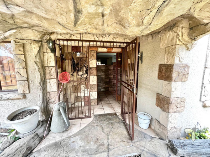 Kriel house for sale, 3 bedroom home, large parking, entertainment area, built-in braai, JoJo tank, spacious yard, family home in Kriel