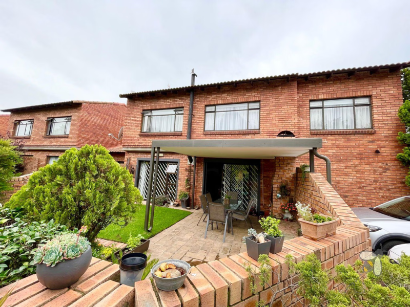 Secunda townhouse for sale, 3 bedroom complex unit, solar power inverter, built-in braai, low load shedding, rosewood kitchen