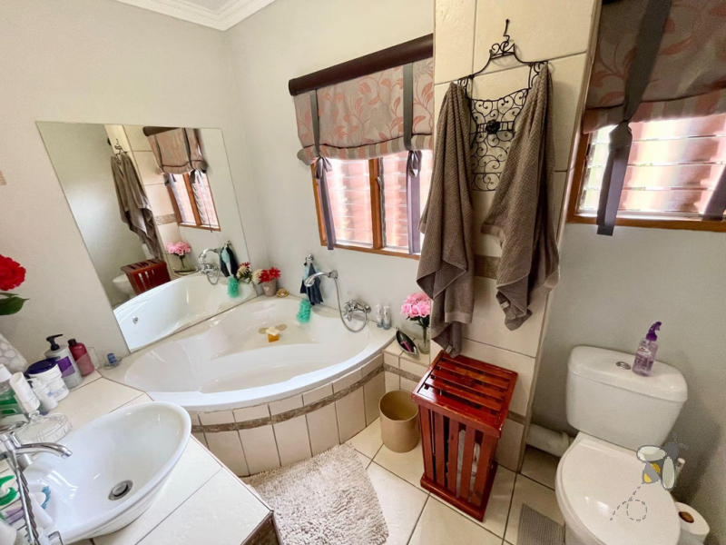 Secunda townhouse for sale, 3 bedroom complex unit, solar power inverter, built-in braai, low load shedding, rosewood kitchen