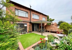 Secunda townhouse for sale, 3 bedroom complex unit, solar power inverter, built-in braai, low load shedding, rosewood kitchen