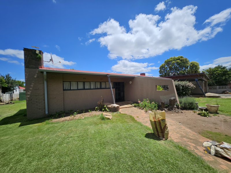Vrede house for sale, 3 bedroom home, elegant tranquility, study, built-in pantry, scullery, landscaped garden, full bathrooms