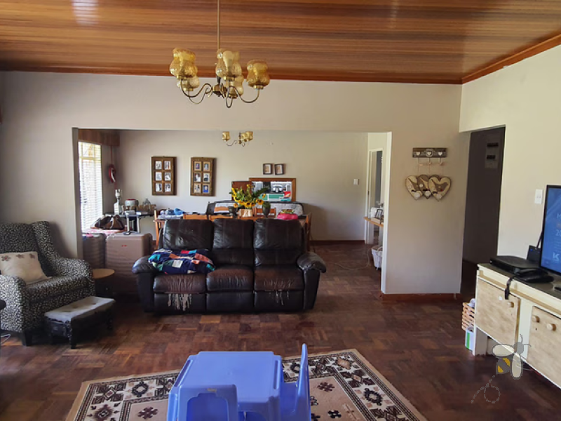 Frankfort 4 bedroom home, well maintained, spacious yard, open plan living, double beds, water tank, built-in wardrobes, starter home