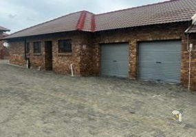 Standerton townhouse for sale, 2 bedroom unit, open plan living, modern kitchen, 2 garages, secure carport, paved courtyard, water tank, low levy