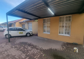 Secunda townhouse for sale, 2 bedroom unit, garage and carport, well-managed complex, close to schools, breakfast nook, low rates