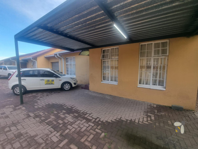 Secunda townhouse for sale, 2 bedroom unit, garage and carport, well-managed complex, close to schools, breakfast nook, low rates