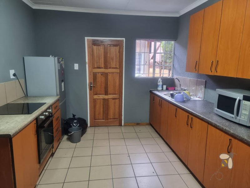 Secunda townhouse for sale, 2 bedroom unit, garage and carport, well-managed complex, close to schools, breakfast nook, low rates