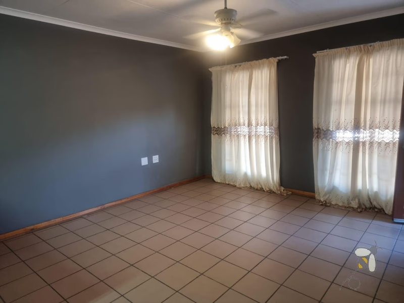 Secunda townhouse for sale, 2 bedroom unit, garage and carport, well-managed complex, close to schools, breakfast nook, low rates
