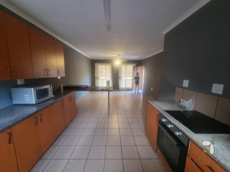 Secunda townhouse for sale, 2 bedroom unit, garage and carport, well-managed complex, close to schools, breakfast nook, low rates