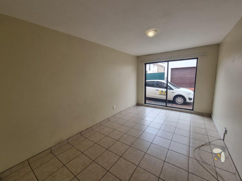 Secunda sole mandate, 2 bedroom unit for sale, close to town, automated garage, cherry wood kitchen, study nook, low levy